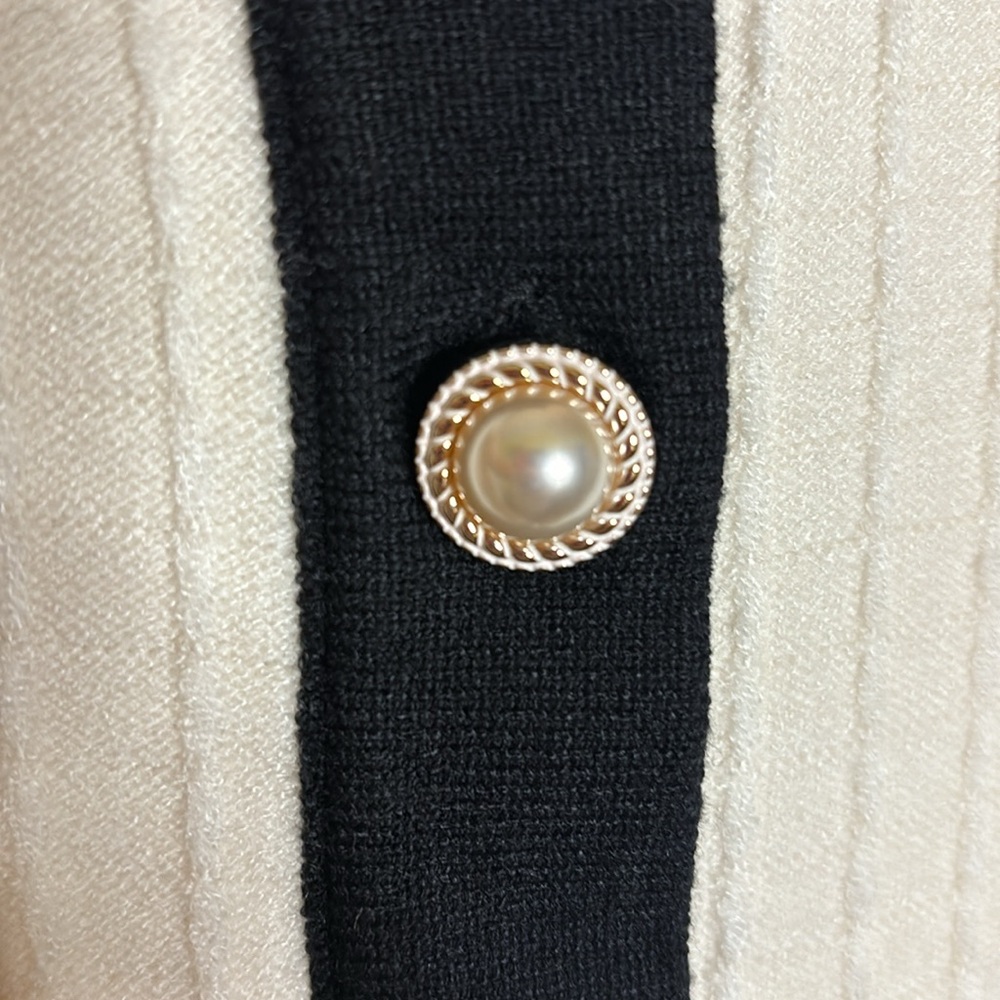 🌷Spring Fling Sale ~ NWT Adrianna Papell Sweater, Ivory, fancy Pearl Buttons, XL - Picture 2 of 6